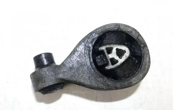 Nissan X-Trail T31 Engine mount bracket