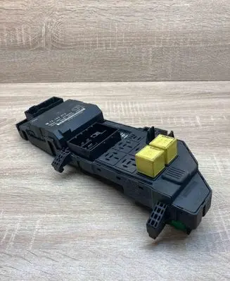 Opel Vectra C Fuse module 13165970 24443147