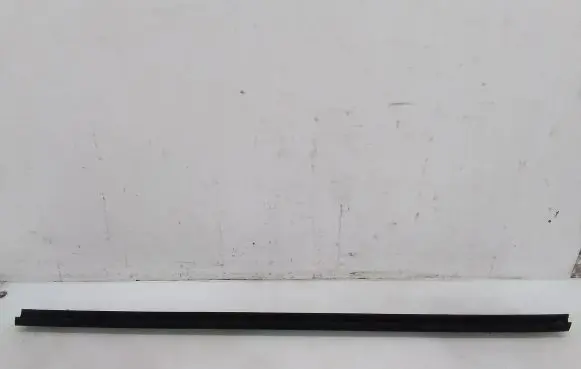 Toyota Avensis T250 Front door glass trim molding 