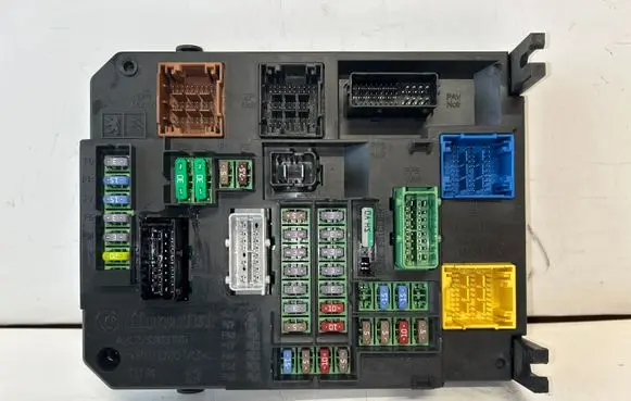 Citroen C4 II Picasso Fuse module A2C53383165