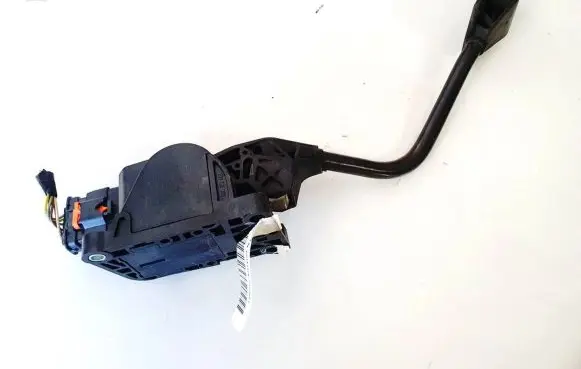 Accelerator throttle pedal