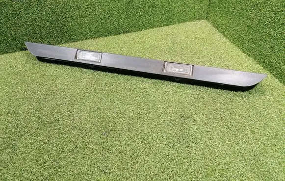 Trunk door license plate light bar