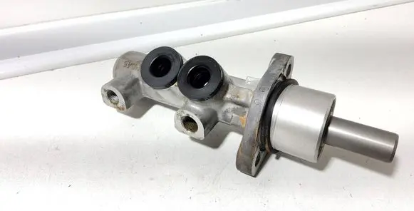 Audi 100 S4 C4 Master brake cylinder 32661923 9304125000 LUCAS
