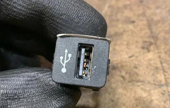 BMW 5 G30 G31 G38 USB socket connector 9229294