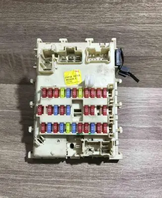 Nissan Primera Fuse module 24350AV700