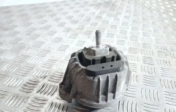 BMW 1 E81 E87 Engine mount bracket