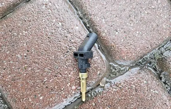 Opel Combo E Coolant level sensor 9812983580
