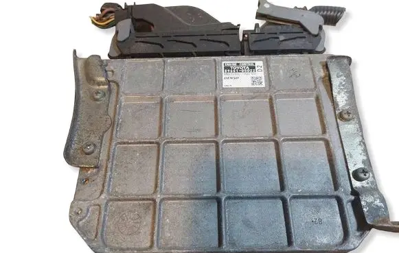 Toyota Avensis T270 Engine control unit/module ECU 8966105D22 MB2759001920
