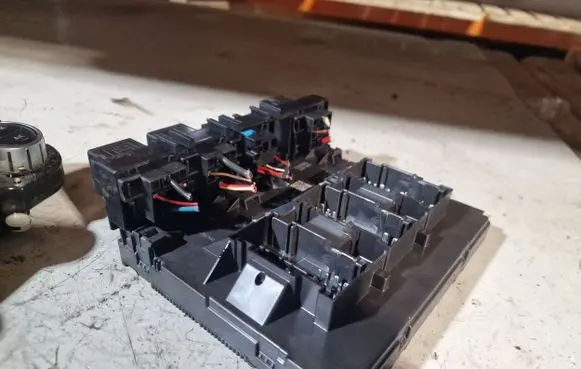 Volkswagen PASSAT B7 Fuse module 3AA937087N