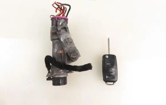 Volkswagen PASSAT B5.5 Ignition lock 4B0905851A