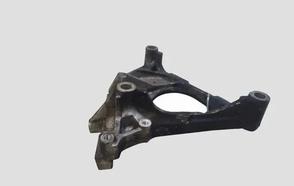Nissan X-Trail T30 Engine mounting bracket