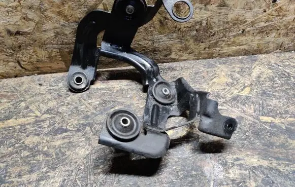Infiniti Q50 Power steering pump mounting bracket 