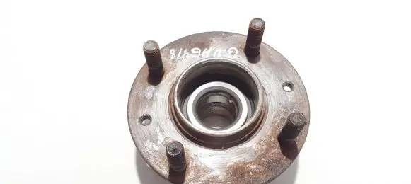 KIA Carens I Rear wheel hub