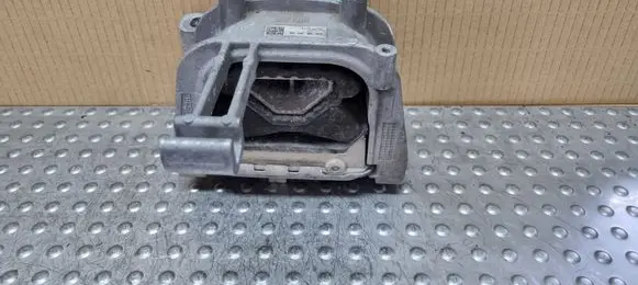 Engine mount vacuum valve