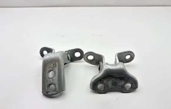 Toyota Prius (XW30) Front door upper hinge