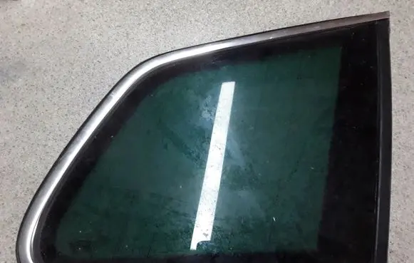 Volkswagen Touareg II Rear side window
