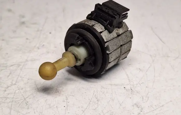BMW 1 E81 E87 Headlight level adjustment motor 6938563 63116938563 63117207574