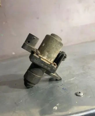 BMW 5 E39 Coolant heater control valve 8391418 1147412052