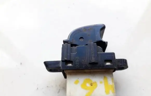 Nissan Almera N16 Electric window control switch 0811Z