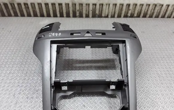 Opel Zafira B Radio/GPS head unit trim 13162556
