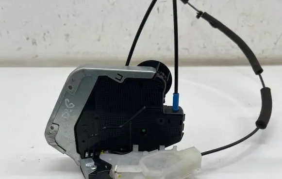 Toyota C-HR I Rear door lock A046693