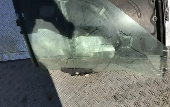 Audi 80 90 B3 Front door window glass four-door 