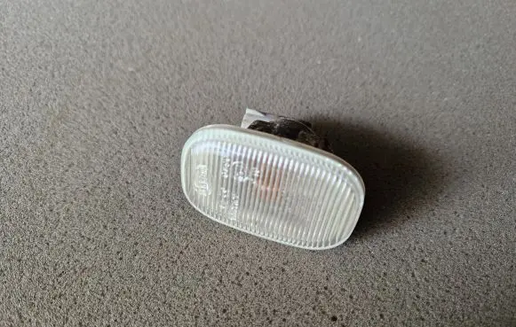 Toyota Hilux (AN10, AN20, AN30) Front fender indicator light