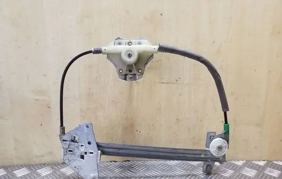 Rear door manual window regulator