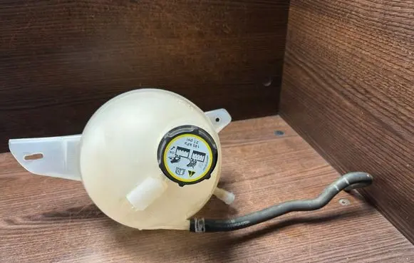Coolant expansion tank/reservoir