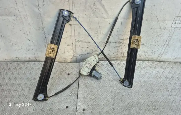 Volkswagen Touran III Front door window regulator with motor 5TA837461A 5Q0959802C