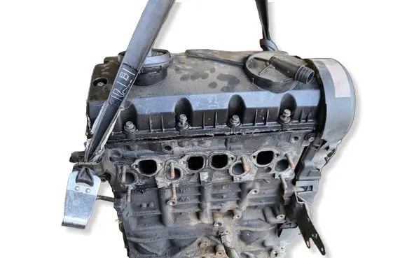 Volkswagen PASSAT B5.5 Engine head 038103373B
