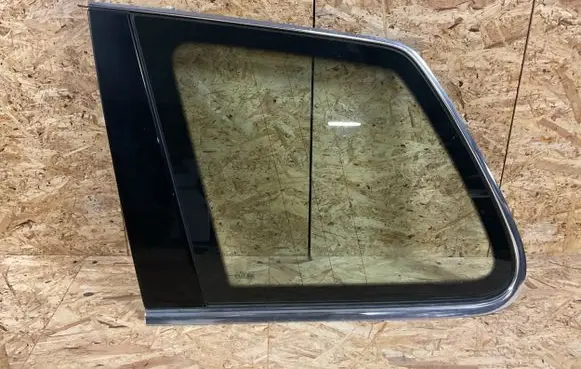 Volkswagen Touareg I Rear side window 7L6845297