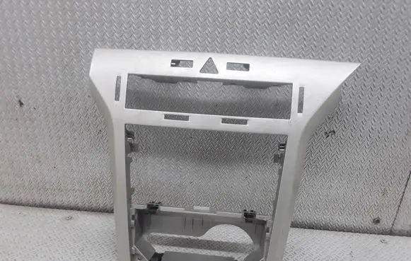 Opel Astra H Radio/GPS head unit trim 331985437