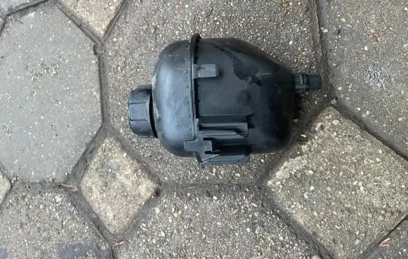 BMW X3 G01 Brake fluid reservoir 8610661