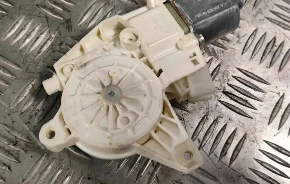 Mercedes-Benz C W204 Front door window regulator motor A2048200242