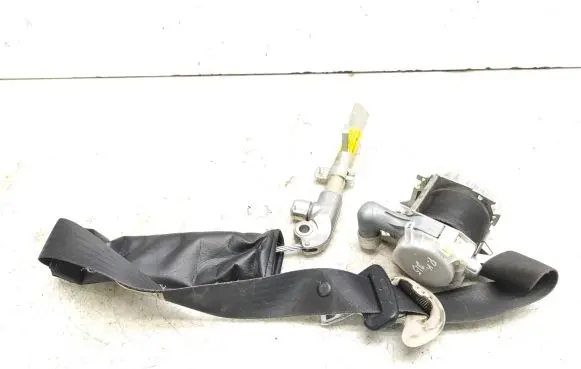 Subaru Outback Front seatbelt 7S2610P 0538126 0438126