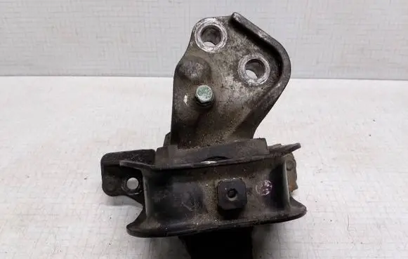 Toyota Yaris Engine mount bracket
