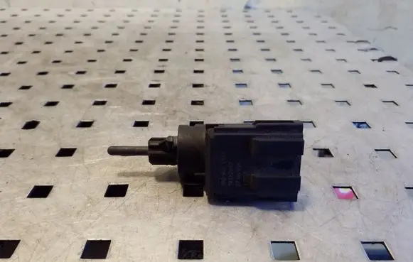 Volkswagen Touran I Brake pedal sensor switch 3B0945511A