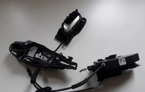 Citroen C4 II Picasso Front door lock 9810310580