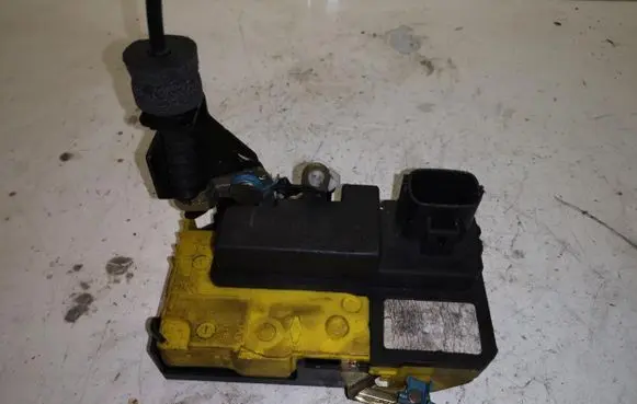 Volvo V70 Front door lock 9485043 A12018