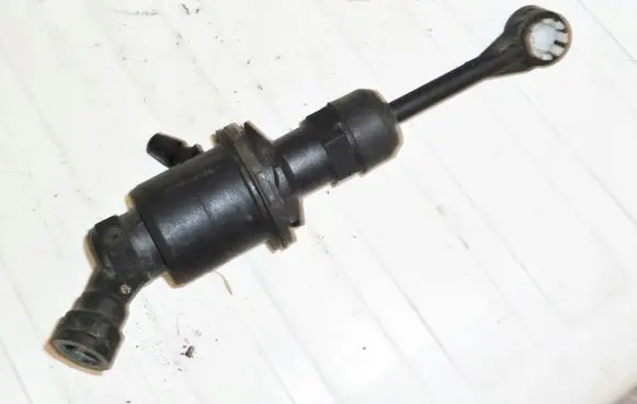 Renault Clio III Clutch master cylinder 8200524724