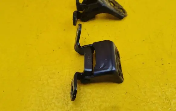 Honda HR-V Front door upper hinge 