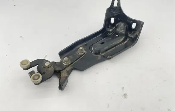 Seat Alhambra (Mk2) Sliding door lower roller guide/hinge 7N0843398