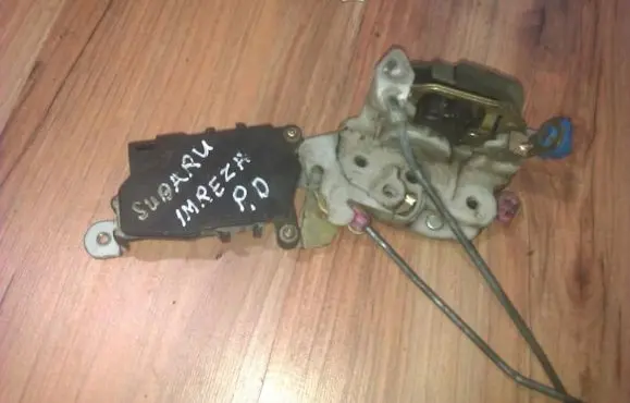 Subaru Impreza I Front door lock