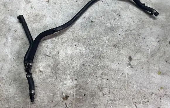 Engine coolant pipe/hose