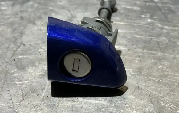 Peugeot 308 Front door lock (next to the handle) 
