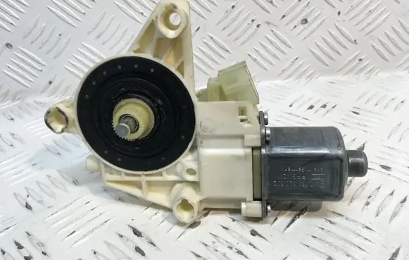 Mercedes-Benz C W204 Front door window regulator motor A2048200242