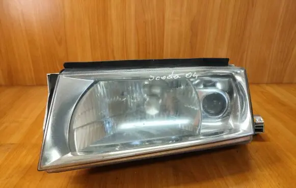 Skoda Octavia Mk1 (1U) Headlight/headlamp 1U1941015E