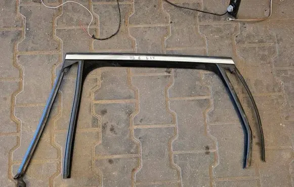Opel Astra J Front door window/glass frame 