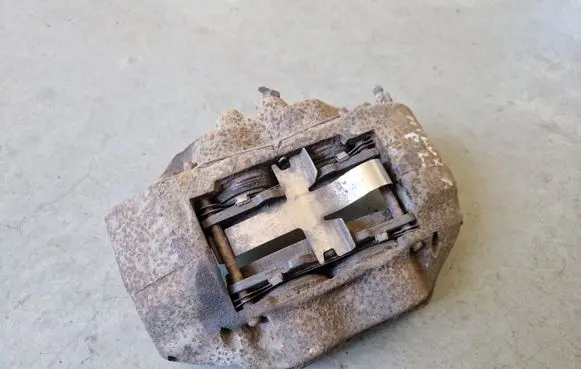 Toyota Hilux (AN10, AN20, AN30) Front brake caliper